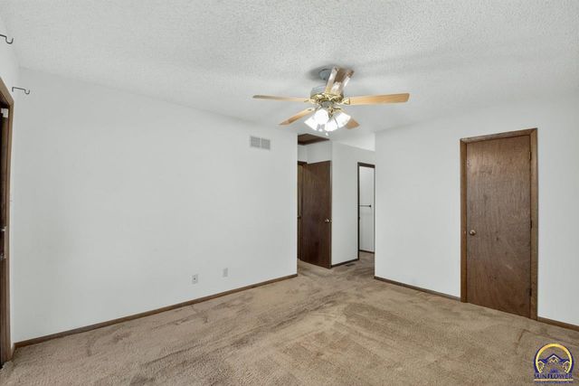 5701 SW Arrowhead CT, Topeka, KS 66614