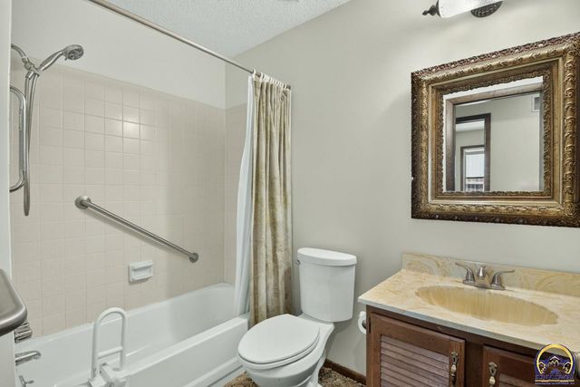 5701 SW Arrowhead CT, Topeka, KS 66614