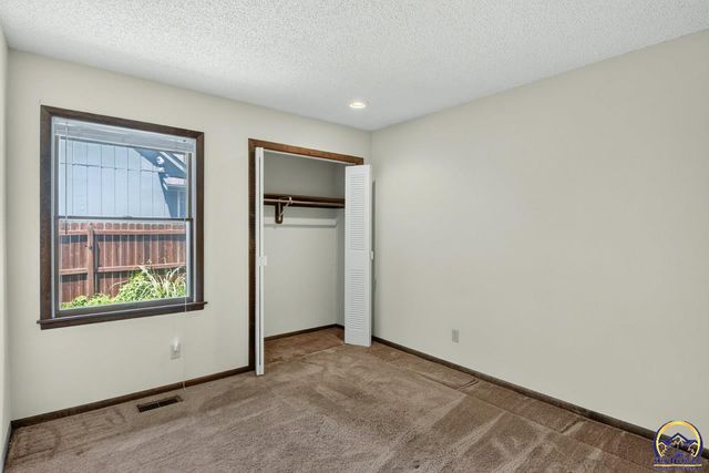 5701 SW Arrowhead CT, Topeka, KS 66614
