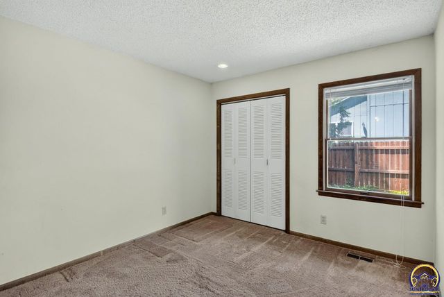 5701 SW Arrowhead CT, Topeka, KS 66614