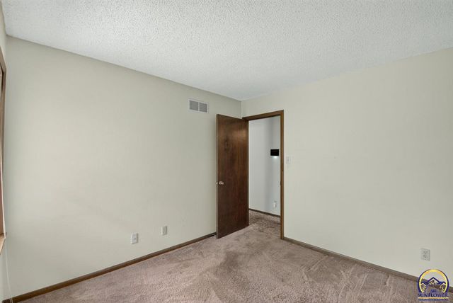 5701 SW Arrowhead CT, Topeka, KS 66614