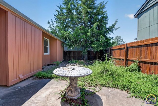 5701 SW Arrowhead CT, Topeka, KS 66614