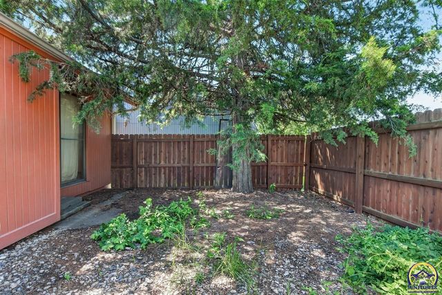 5701 SW Arrowhead CT, Topeka, KS 66614