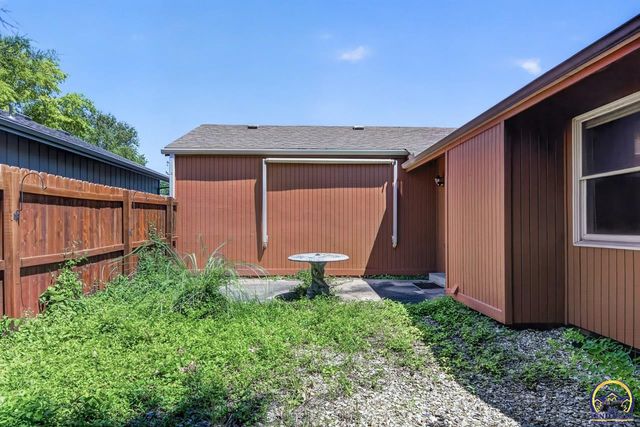 5701 SW Arrowhead CT, Topeka, KS 66614