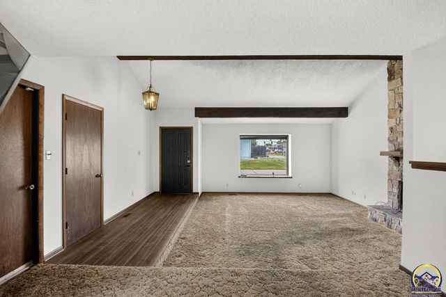 5701 SW Arrowhead CT, Topeka, KS 66614