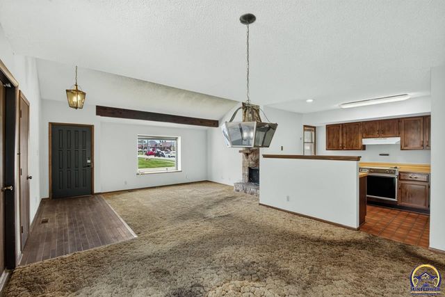 5701 SW Arrowhead CT, Topeka, KS 66614