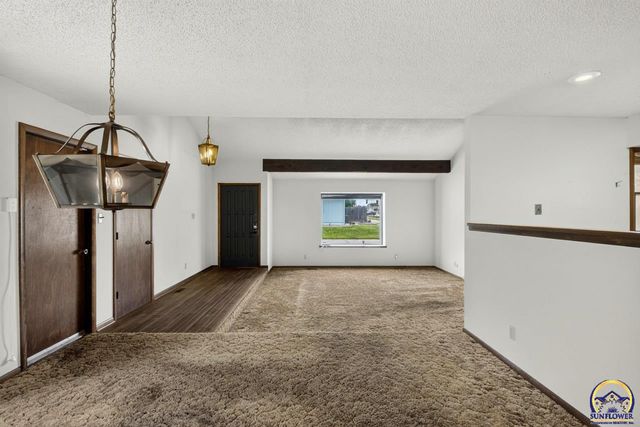 5701 SW Arrowhead CT, Topeka, KS 66614
