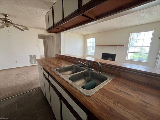404 Resort CT, Virginia Beach, VA 23462