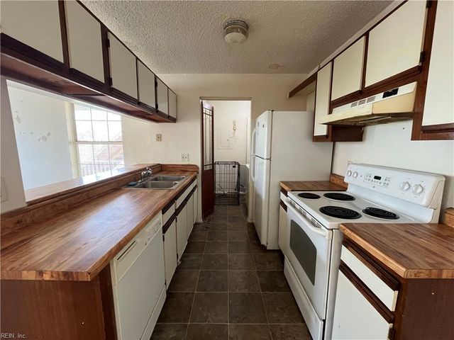 404 Resort CT, Virginia Beach, VA 23462