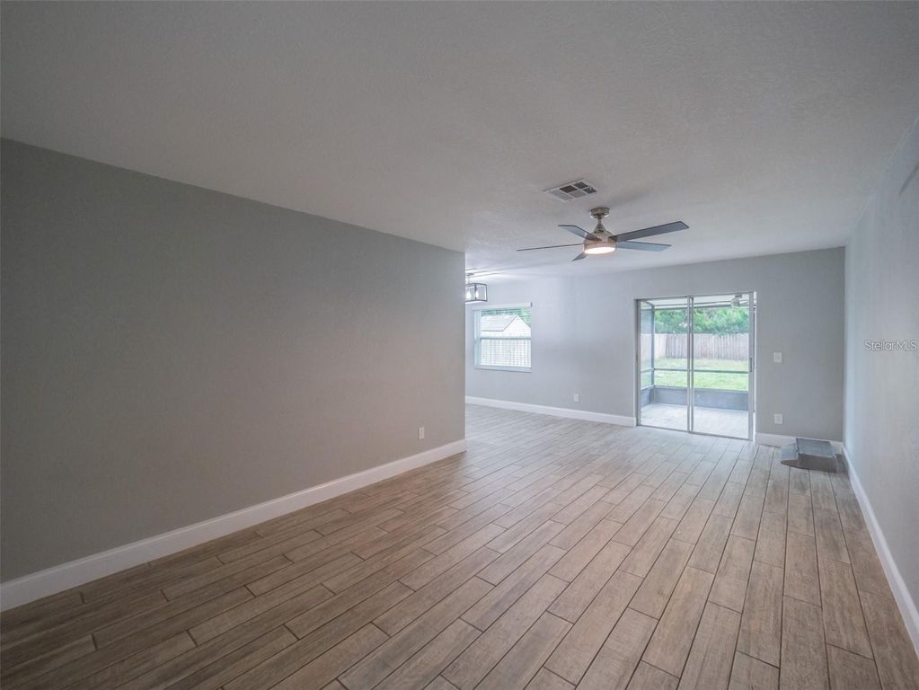 Image 8 of property listing at 2419 RIO PINAR LAKES BOULEVARD, Orlando, FL 32822