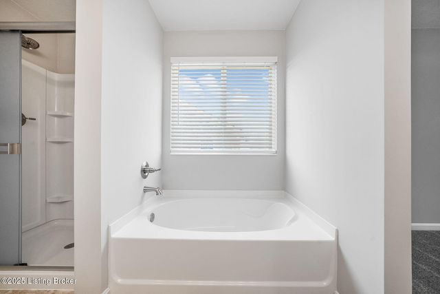 8425 Splendid Pt, Louisville, KY 40229