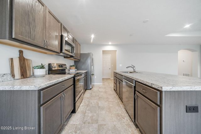 8425 Splendid Pt, Louisville, KY 40229