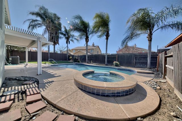 433 Sanderling Dr, Patterson, CA 95363