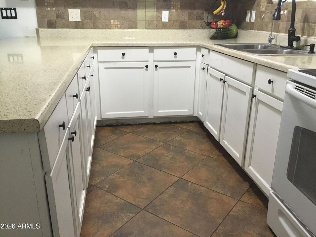Image 12 of property listing at 5439 W OSBORN Road, Phoenix, AZ 85031