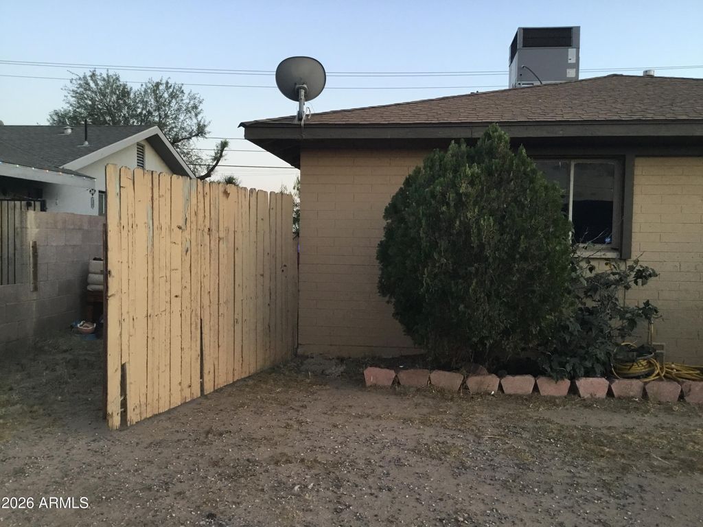 Image 13 of property listing at 5439 W OSBORN Road, Phoenix, AZ 85031