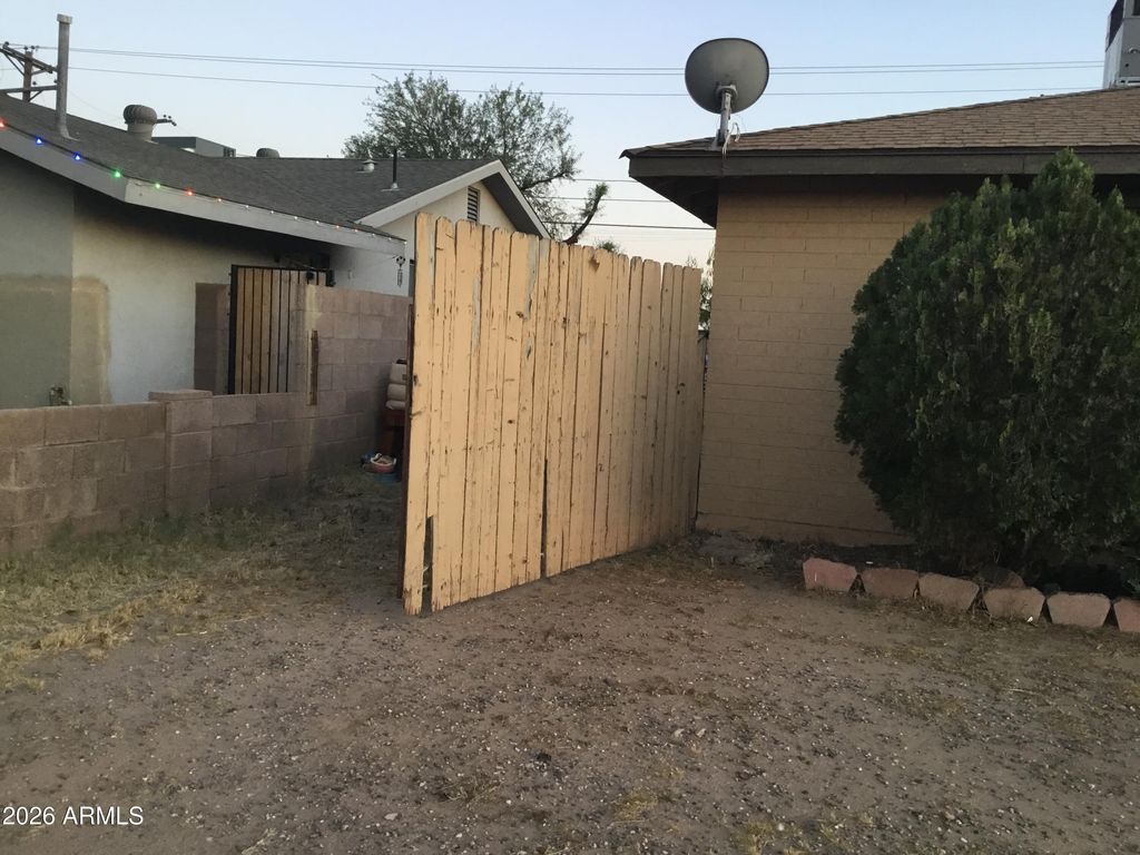 Image 14 of property listing at 5439 W OSBORN Road, Phoenix, AZ 85031