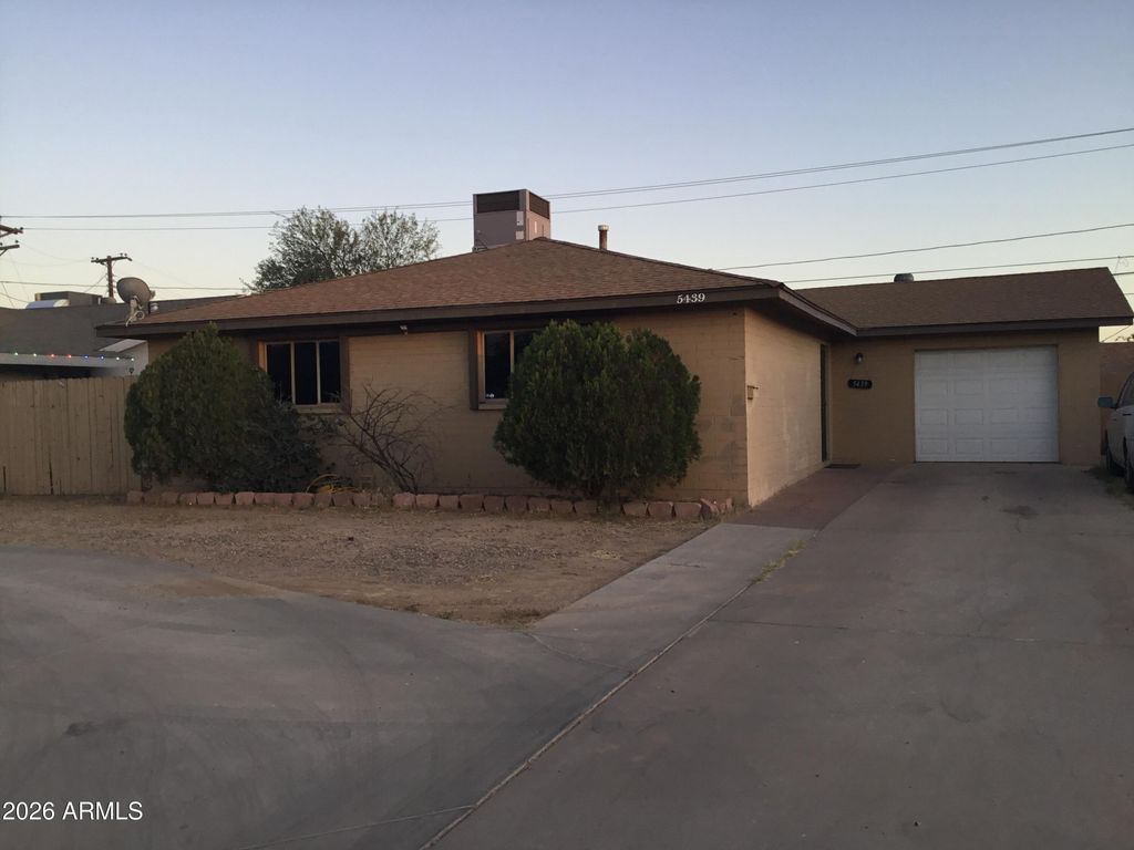 Image 3 of property listing at 5439 W OSBORN Road, Phoenix, AZ 85031