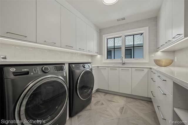 1120 Lyonhurst Street, Birmingham, MI 48009