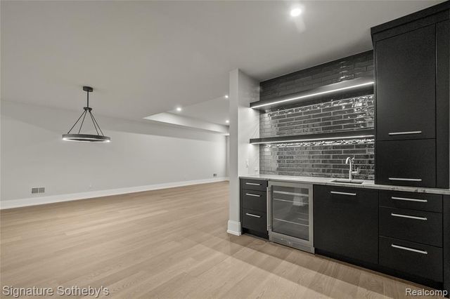 1120 Lyonhurst Street, Birmingham, MI 48009