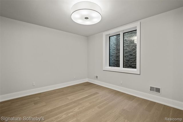 1120 Lyonhurst Street, Birmingham, MI 48009