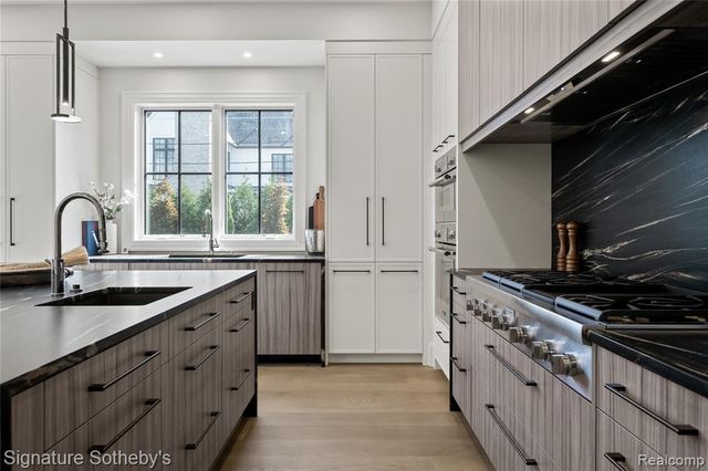 1120 Lyonhurst Street, Birmingham, MI 48009