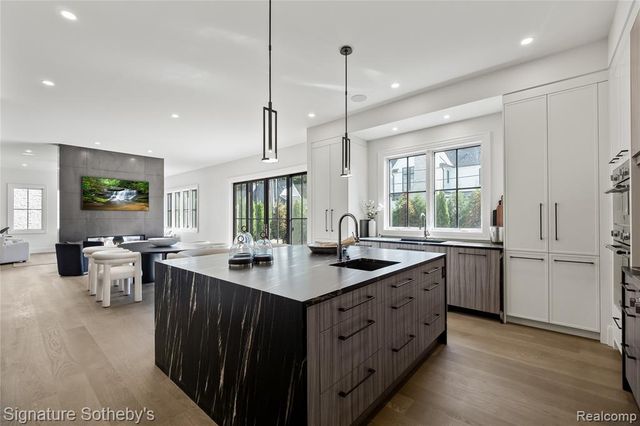 1120 Lyonhurst Street, Birmingham, MI 48009