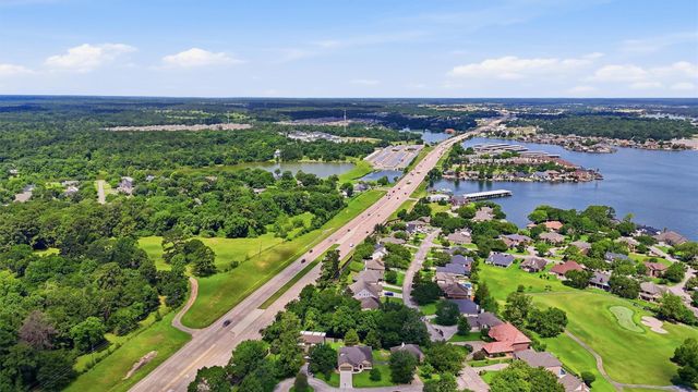 205 Kings Point Street, Conroe, TX 77356