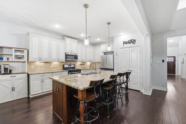 205 Kings Point Street, Conroe, TX 77356