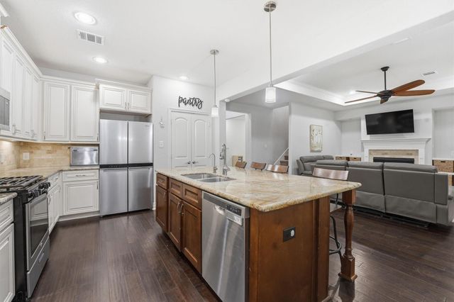 205 Kings Point Street, Conroe, TX 77356