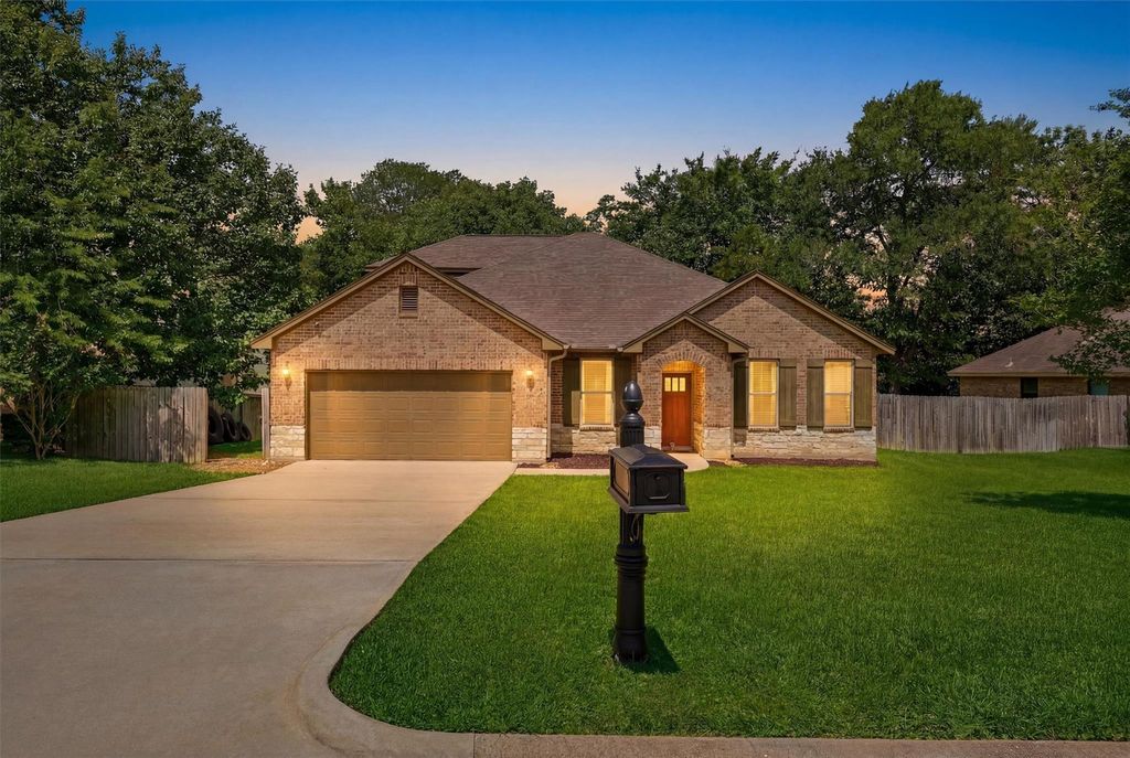 205 Kings Point Street, Conroe, TX 77356