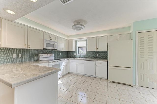 5400 34TH STREET W D11, Bradenton, FL 34210