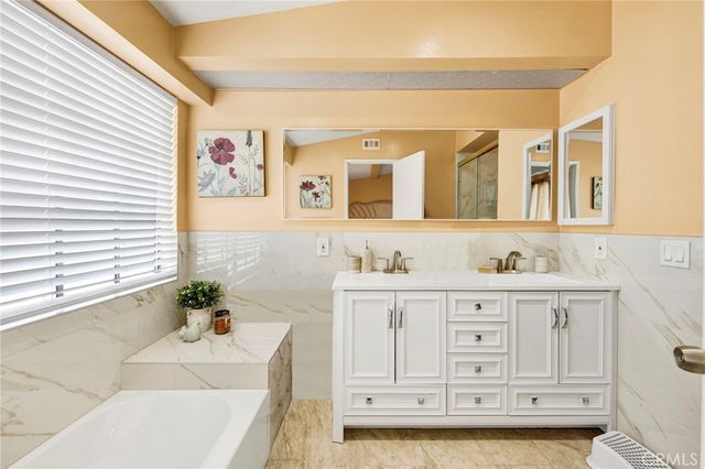 20737 Roscoe 203, Winnetka, CA 91306