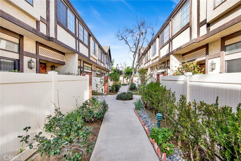 20737 Roscoe 203, Winnetka, CA 91306