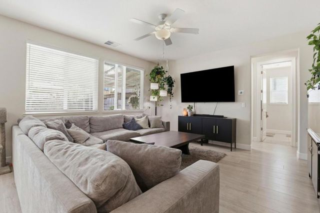 1097 Sunridge Drive, Hollister, CA 95023