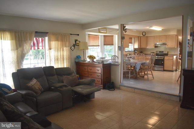 9 CRYSTAL CT, Sicklerville, NJ 08081