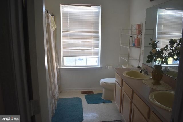 9 CRYSTAL CT, Sicklerville, NJ 08081