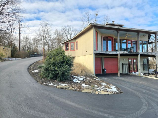 1028 Pin Oak Drive, Frankfort, KY 40601