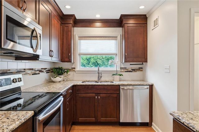 7420 CHEROKEE Drive, Prairie Village, KS 66208
