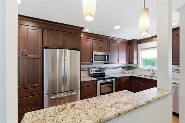 7420 CHEROKEE Drive, Prairie Village, KS 66208