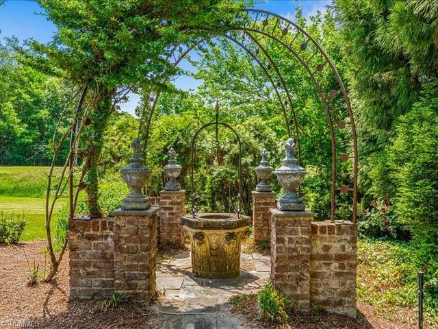 7 Clubview Court, Greensboro, NC 27410