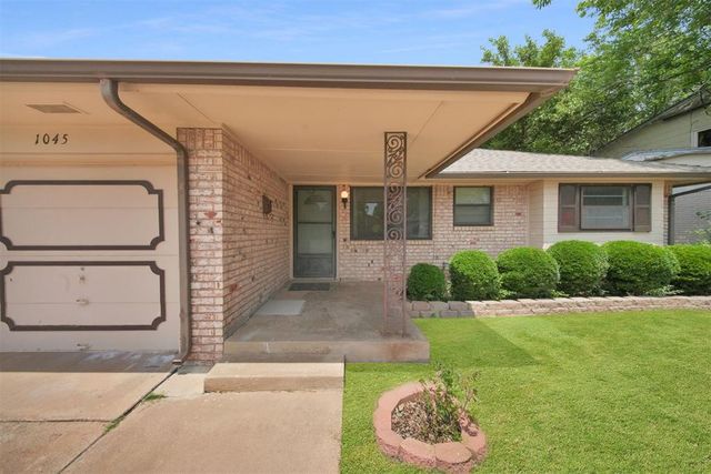 1045 NW 2nd Street, Moore, OK 73160