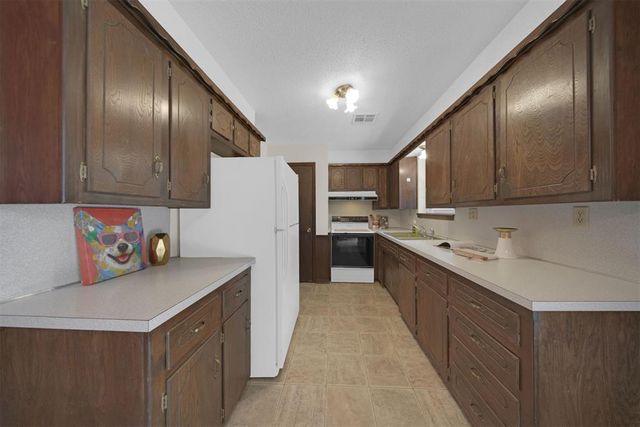 1045 NW 2nd Street, Moore, OK 73160