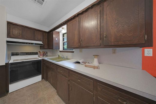 1045 NW 2nd Street, Moore, OK 73160