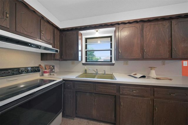 1045 NW 2nd Street, Moore, OK 73160