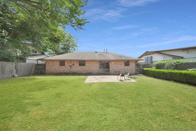 1045 NW 2nd Street, Moore, OK 73160