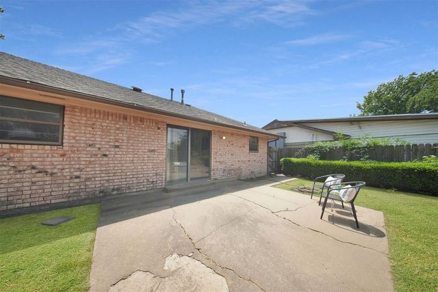 1045 NW 2nd Street, Moore, OK 73160