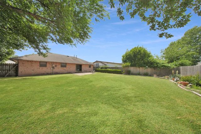 1045 NW 2nd Street, Moore, OK 73160