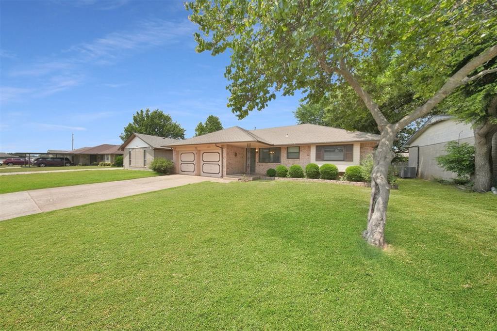 1045 NW 2nd Street, Moore, OK 73160