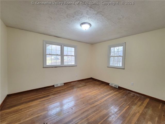 13 Mayfair Lane, Charleston, WV 25311