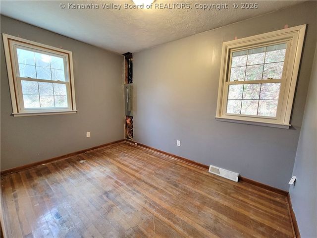 13 Mayfair Lane, Charleston, WV 25311